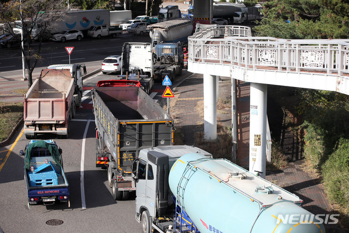 [인천=뉴시스] 김선웅 기자 = 차량용 요소수 품귀현상이 지속되는 가운데 지난 11일 인천항 인근 주유소에서 군이 민간에 대여한 요소수 판매가 시작돼 구매를 하기 위해 차량이 줄지어 서 있다. 국방부는 군 작전에 지장을 초래하지 않는 범위 내에서 한시적으로 군이 보유한 차량용 요소수를 민간에 대여한다고 밝혔다. 군이 민간에 대여한 요소수는 전국 주요 항만 인근 주유소 32곳에서 구매할 수 있다. 2021.11.11. mangusta@newsis.com