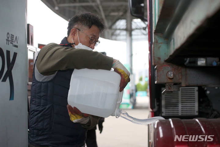 [인천=뉴시스] 김선웅 기자 = 차량용 요소수 품귀 현상이 지속되는 가운데 11일 인천항 인근 주유소에서 군이 민간에 대여한 요소수 판매가 시작돼 한 운전자가 차량에 주입하고 있다. 2021.11.11. mangusta@newsis.com