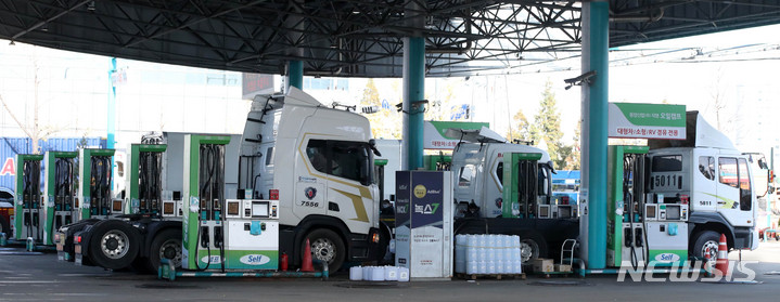 [인천=뉴시스] 김선웅 기자 = 차량용 요소수 품귀현상이 지속되는 가운데 지난 11일 인천항 인근 주유소에서 군이 민간에 대여한 요소수가 판매되고 있다. 2021.11.11. mangusta@newsis.com