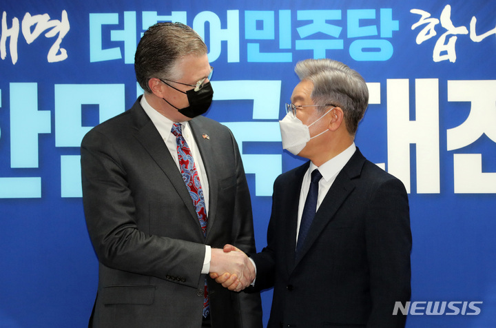 [서울=뉴시스] 국회사진기자단 = 더불어민주당 이재명 대선 후보가 11일 오후 서울 여의도 중앙당사에서 대니얼 크리튼브링크 미국 국무부 동아시아·태평양 담당 차관보 접견을 하며 악수하고 있다. 2021.11.11. photo@newsis.com