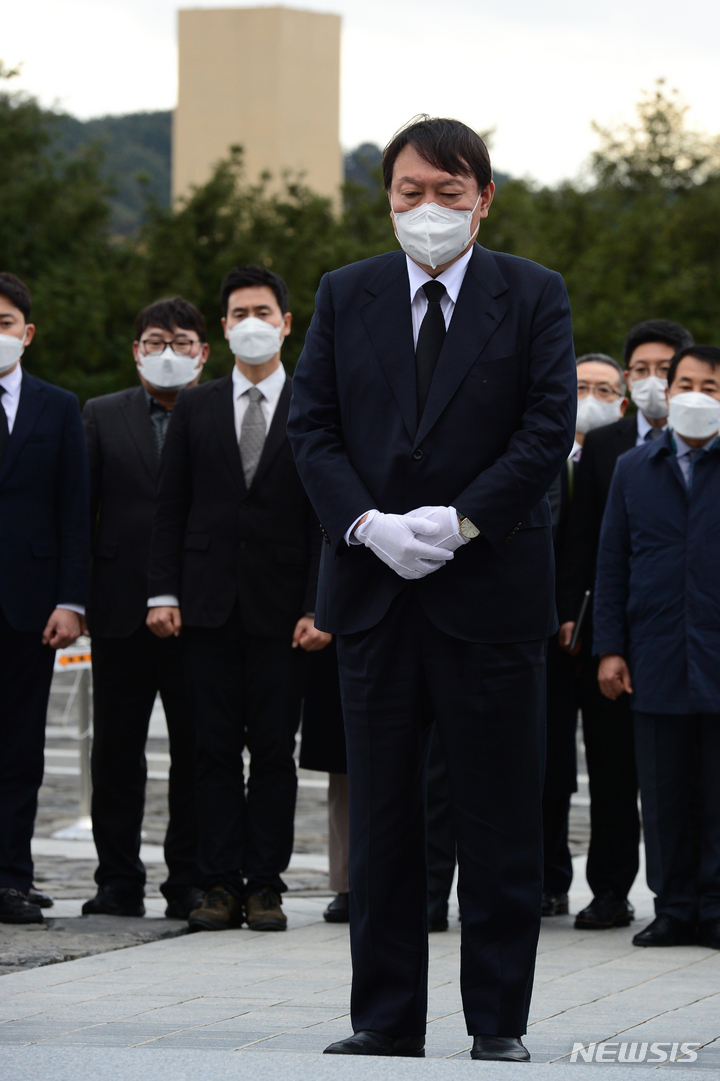 [김해=뉴시스] 차용현 기자 = 국민의힘 윤석열 대통령후보가 11일 오후 경남 김해시 봉하마을을 찾아 고(故) 노무현 전 대통령 묘소에 참배하고 있다. 2021.11.11. con@newsis.com
