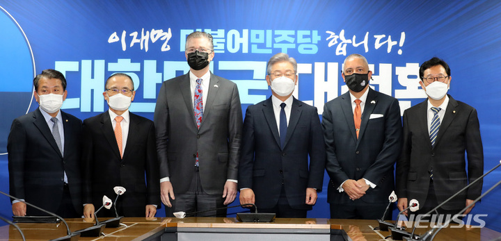 [서울=뉴시스] 국회사진기자단 = 더불어민주당 이재명 대선후보가 11일 서울 여의도 중앙당사에서 대니얼 크리튼브링크 미국 국무부 동아시아·태평양 담당 차관보 등 참석자들과 기념촬영을 하고 있다. 왼쪽부터 김병주 의원, 위성락 민주당 실용외교위원회 위원장, 크리튼브링크 미 동아태차관보, 이재명 대선후보, 델 코소 주한미국 대사 대리, 김한정 의원. 2021.11.11. photo@newsis.com