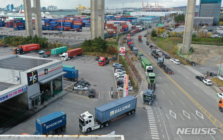 [평택=뉴시스] 김종택기자 = 국방부가 자체 보유중인 요소수 예비분이 공급된 11일 오후 경기도 평택항 인근 한 주유소에 트럭들이 요소수를 넣기 위해 길게 줄을 서 있다. 정부는 부산, 인천, 광양, 평택, 울산 등 전국 5개 주요 항만 인근 32개 주유소에 군비축 요소수 220톤을 공급해 수출입 컨테이너 화물차 등이 사용할 수 있도록 했다. 2021.11.11. jtk@newsis.com
