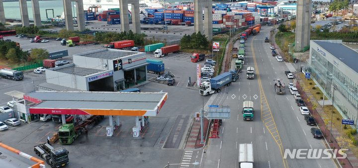 [평택=뉴시스] 김종택기자 = 국방부가 자체 보유중인 요소수 예비분이 공급된 11일 오후 경기도 평택항 인근 한 주유소에 트럭들이 요소수를 넣기 위해 길게 줄을 서 있다. 정부는 부산, 인천, 광양, 평택, 울산 등 전국 5개 주요 항만 인근 32개 주유소에 군비축 요소수 220톤을 공급해 수출입 컨테이너 화물차 등이 사용할 수 있도록 했다. 2021.11.11. jtk@newsis.com