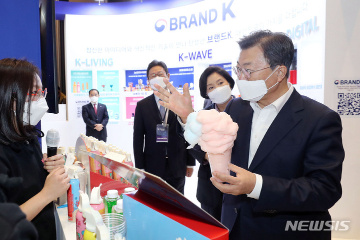 [서울=뉴시스] 전진환 기자 = 문재인 대통령과 김정숙 여사가 11일 서울 삼성동 코엑스 그랜드볼룸에서 열린 ‘2021 K-박람회’ 중소벤처기업부 홍보관을 찾아 청년창업기업의 제품 시연을 관람하고있다. 2021.11.11. amin2@newsis.com