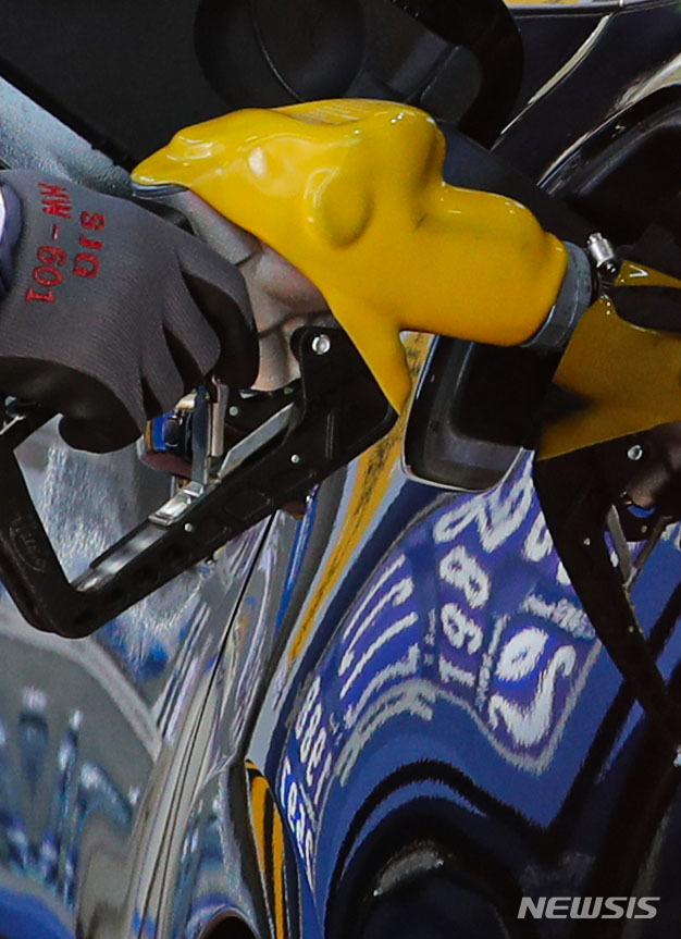 [서울=뉴시스] 권창회 기자 = 유류세 인하를 하루 앞둔 11일 오후 서울 시내 한 직영주유소에 유가정보가 안내되어 있다. 휘발유, 경유, LPG 등 유류세가 12일부터 20% 인하된다. 이에 따라 휘발유는 ℓ당 164원, 경유는 116원, LPG는 40원 내린다. 우선 정유사 직영주유소와 알뜰주유소가 곧바로 가격에 유류세 인하분을 적용하고, 그 외 주유소는 재고 소진 후 적용할 방침이다. 2021.11.11. kch0523@newsis.com