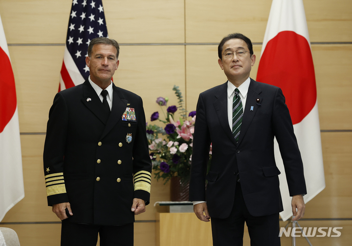 [도쿄=AP/뉴시스] 존 아퀼리노(왼쪽) 미 인도태평양 사령관이 11일 일본 도쿄 총리관저에서 기시다 후미오 일본 총리와 만나 기념촬영을 하고 있다. 2021.11.11.