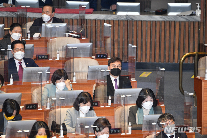 [서울=뉴시스] 최진석 기자 = 11일 오후 서울 여의도 국회에서 열린 제391회 국회 제 11차 본회의에 무소속 박덕흠(오른쪽 맨 윗줄부터 아래로), 이상직, 윤미향 의원이 참석해 있다. (공동취재사진) 2021.11.11. photo@newsis.com