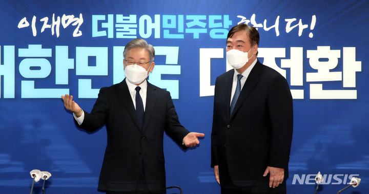 [서울=뉴시스] 국회사진기자단 = 더불어민주당 이재명 대선후보가 11일 서울 여의도 중앙당사에서 싱하이밍 주한중국대사를 접견하고 있다. 2021.11.11. photo@newsis.com