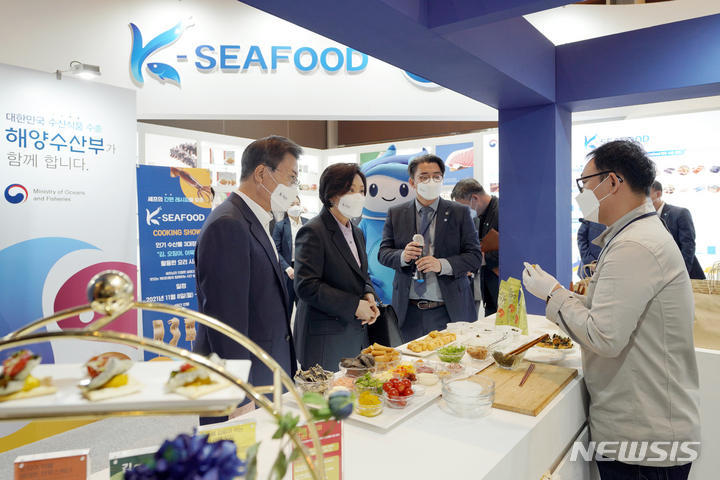 [서울=뉴시스] 전진환 기자 = 문재인 대통령과 김정숙 여사가 11일 서울 삼성동 코엑스 그랜드볼룸에서 열린 ‘2021 K-박람회’ 해양수산부 홍보관을 찾아 김을 사용한 요리 시연을 지켜보고 있다. 2021.11.11. amin2@newsis.com