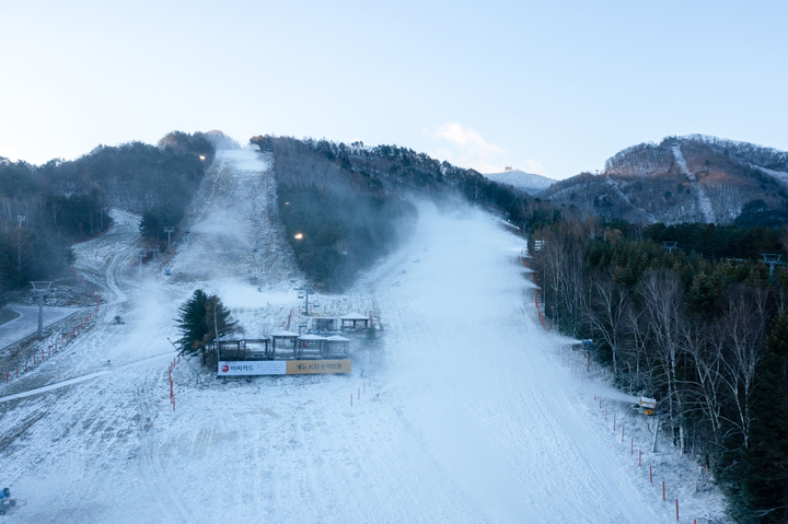 [평창=뉴시스] 김경목 기자 = 11일 오전 강원도 평창군 대관령면 용평 리조트 스키장에서 제설기가 가동돼 인공 눈이 만들어지고 있다. 스키장 개장일은 11월26일이다. (사진=용평 리조트 제공) 2021.11.11. *재판매 및 DB 금지