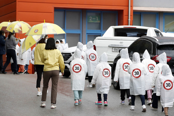 [광주=뉴시스] 한 초등학교에서 '등하교 교통사고 예방을 위한 우리아이 안전한 날' 캠페인의 일환으로 학생들이 '안전 우의'를 입고 등·하교 퍼포먼스를 하고 있다. (사진=뉴시스 DB). photo@newsis.com *재판매 및 DB 금지