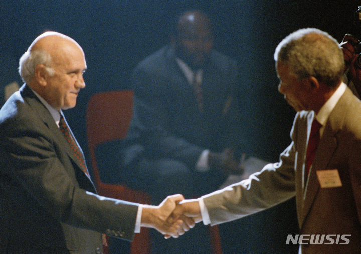 [AP/뉴시스] F.W. 데 클레르크와 넬슨 만델라 