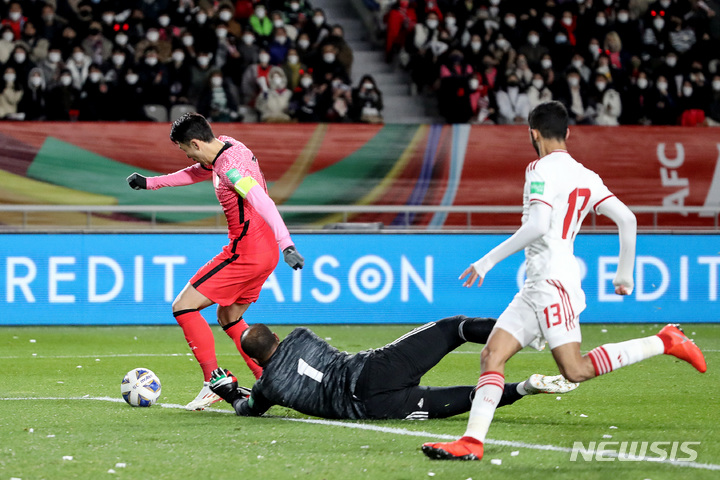 [고양=뉴시스] 김병문 기자 = 11일 오후 경기 고양시 고양종합운동장에서 열린 2022 FIFA 카타르 월드컵 아시아 지역 최종예선 대한민국과 UAE의 경기, 전반전 손흥민이 골키퍼를 제치고 슛을 하고 있다. 2021.11.11. dadazon@newsis.com