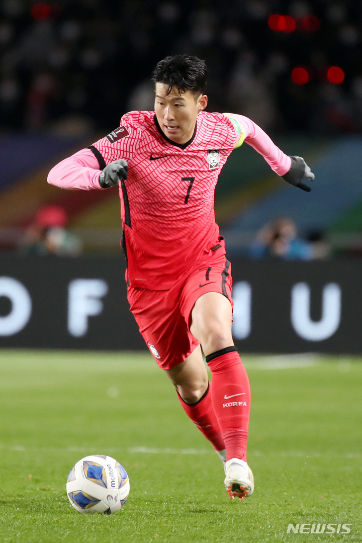 [고양=뉴시스] 김병문 기자 = 11일 오후 경기 고양시 고양종합운동장에서 열린 2022 FIFA 카타르 월드컵 아시아 지역 최종예선 대한민국과 UAE의 경기, 전반전 손흥민이 질주하고 있다. 2021.11.11. dadazon@newsis.com