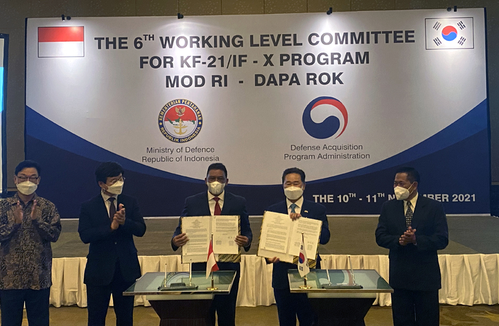 [서울=뉴시스] 조성우 기자 = 11일 인도네시아 자카르타에서 열린 방위사업청과 인도네시아 국방부의 한국형 전투기(KF-21) 사업 실무협의에서 강은호 방위사업청장이 최종 합의한 뒤 기념촬영을 하고 있다. (사진=방위사업청 제공) 2021.11.11. photo@newsis.com *재판매 및 DB 금지
