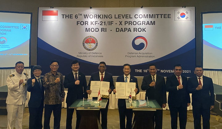 [서울=뉴시스] 조성우 기자 = 11일 인도네시아 자카르타에서 열린 방위사업청과 인도네시아 국방부의 한국형 전투기(KF-21) 사업 실무협의에서 강은호 방위사업청장이 최종 합의한 뒤 기념촬영을 하고 있다. (사진=방위사업청 제공) 2021.11.11. photo@newsis.com *재판매 및 DB 금지
