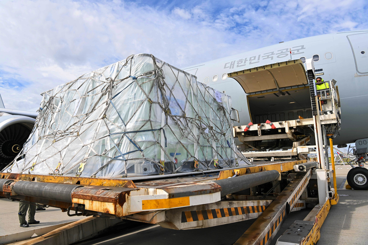 [서울=뉴시스] 조성우 기자 = 11일 오전(현지시각) 호주 브리즈번 공항에서 관계자들이 호주에서 공수한 요소수를 공군 다목적 공증급유 수송기 KC-330에 탑재하고 있다. (사진=공군 제공) 2021.11.11. photo@newsis.com *재판매 및 DB 금지