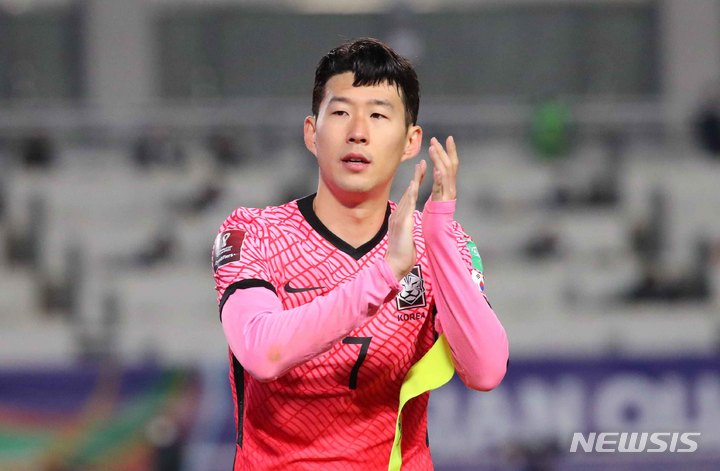 [고양=뉴시스] 배훈식 기자 = 11일 오후 경기 고양시 고양종합운동장에서 열린 2022 FIFA 카타르 월드컵 아시아 지역 최종예선 대한민국과 UAE의 경기, 손흥민이 1대 0으로 승리한 뒤 응원해 준 관중들을 향해 박수를 보내고 있다. 2021.11.11. dahora83@newsis.com