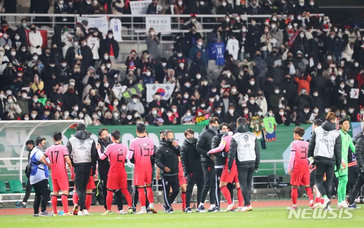 [고양=뉴시스] 배훈식 기자 = 11일 오후 경기 고양시 고양종합운동장에서 열린 2022 FIFA 카타르 월드컵 아시아 지역 최종예선 대한민국과 UAE의 경기, 1대 0으로 승리한 대표팀 선수들이 응원해 준 관중들을 향해 인사하고 있다. 2021.11.11. dahora83@newsis.com