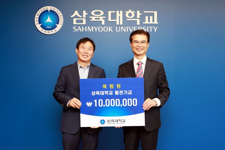 [서울=뉴시스] 목향원 한성우(왼쪽부터) 대표, 삼육대 김일목 총장(사진=삼육대 제공) *재판매 및 DB 금지