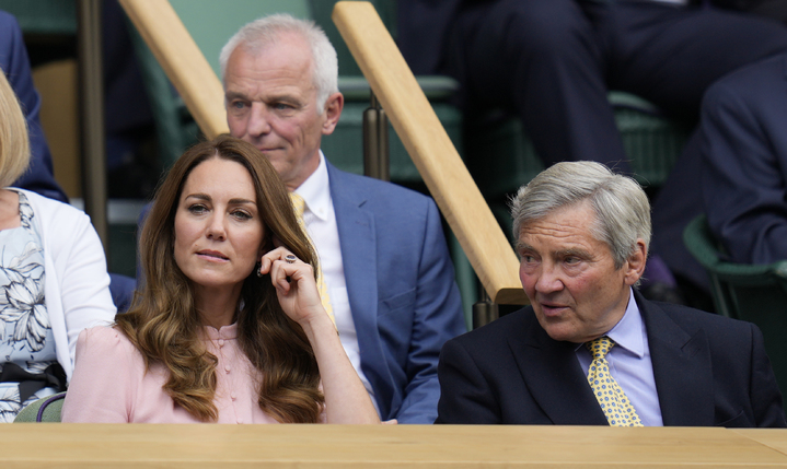 [런던(영국)=AP/뉴시스] 지난 7월 케이트 미들턴 왕세손비가 영국 런던에서 아버지와 함께 테니스 경기를 관람하고 있다. 2021.11.12.&nbsp; *재판매 및 DB 금지