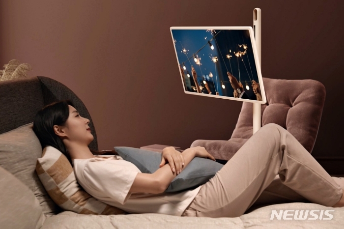 [서울=뉴시스] LG 스탠바이미. (사진=LG전자 제공) 2021.11.15. photo@newsis.com