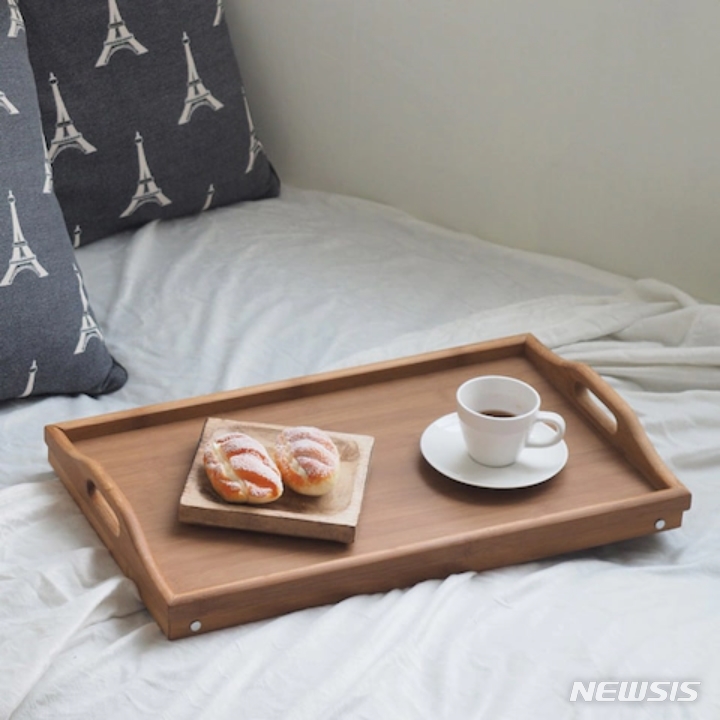 [서울=뉴시스] 비스비바 '핸디 뱀부 베드트레이'. (사진=비스비바 제공) 2021.11.15. photo@newsis.com