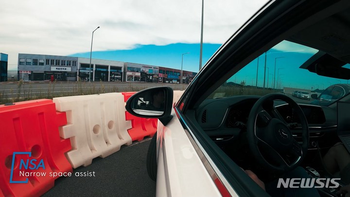 [서울=뉴시스] 현대모비스는 도심형 자율주행 신기술인 차세대 주차제어시스템(MPS)을 세계 최초로 개발했다고 14일 밝혔다. 협로주행, 후방자율주행, 원격 자동주차 등이 가능한 기술이다. 현대모비스 서산 주행시험장에서 연구원들이 관련 기술이 장착된 차량을 시험하고 있는 모습. (사진=현대모비스 제공) 