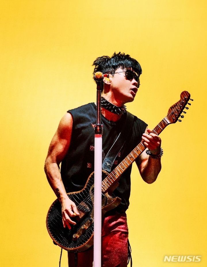 'MB 저격수' 이승환, 'MB 사면' 논쟁에 "외람되오나"