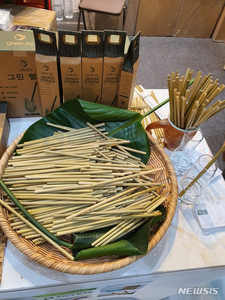 [서울=뉴시스]2021 서울카페쇼에 참가한 디바인 하비스트 부스에 알카리성 물에서 자란 100퍼센트 자연 식물로 만든 '친환경 그린빨대'가 전시돼 있다. 2021.11.12.