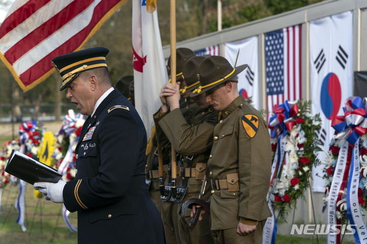 [워싱턴=AP/뉴시스] 11일(현지시간) 미 육군 군목 마이크 셸먼이 워싱턴 재향군인의 날 한국전 참전용사 기념관에서 열린 헌화 행사에 참석해 기도를 이끌고 있다. 2021.11.12.