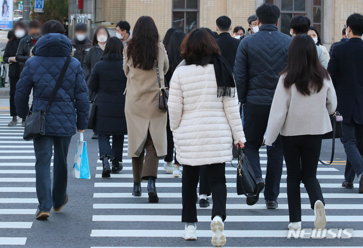 [서울=뉴시스] 권창회 기자 = =지난달 12일 오전 서울 종로구 광화문 네거리 인근에서 직장인들이 출근하고 있다. 2021.11.12. kch0523@newsis.com
