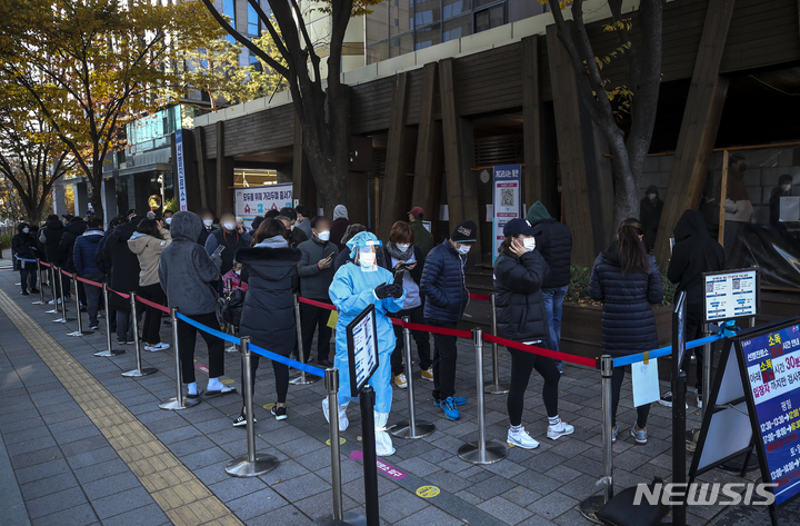 [서울=뉴시스] 정병혁 기자 = 코로나19 확진자가 연일 2000명대를 웃도는 가운데 12일 오전 서울 송파구보건소에 설치된 코로나19 선별진료소를 찾은 시민들이 검사를 받기 위해 줄 서 있다. 2021.11.12. jhope@newsis.com