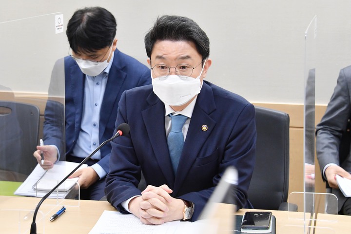 [서울=뉴시스] 이억원 기획재정부 차관이 12일 서울 종로구 정부서울청사에서 열린 '제5차 요소수 수급 관련 범부처 합동 대응 회의'를 주재하고 있다. (사진=기획재정부 제공) 2021.11.12. photo@newsis.com *재판매 및 DB 금지