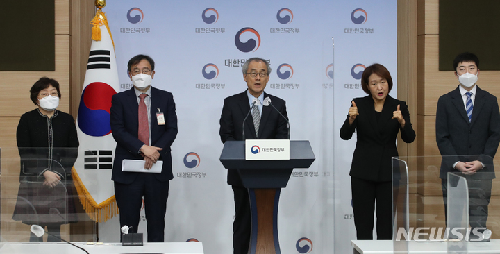 [서울=뉴시스] 김명원 기자 = 박병주 코로나19 백신 안전성위원회 위원장(대한민국의학한림원 부원장)이 12일 오전 서울 종로구 정부서울청사 별관에서 안전성위원회 구성 및 주요 연구내용을 발표하고 있다. 2021.11.12. kmx1105@newsis.com