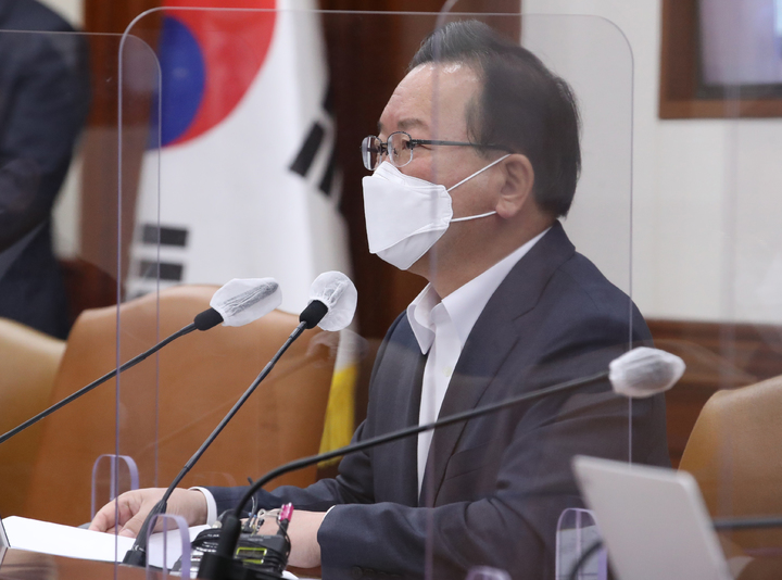 [서울=뉴시스] 김명원 기자 = 김부겸 국무총리가 지난 12일 오전 서울 종로구 정부서울청사에서 열린 국정현안점검조정회의에 참석해 사적모임으로 방역수칙을 위반한 것에 대해 사과하고 있다. 2021.11.12. kmx1105@newsis.com