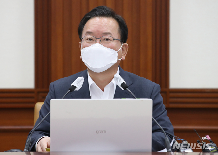 [서울=뉴시스] 김명원 기자 = 김부겸 국무총리가 12일 오전 서울 종로구 정부서울청사에서 열린 국정현안점검조정회의에 참석해 발언하고 있다. 2021.11.12. kmx1105@newsis.com