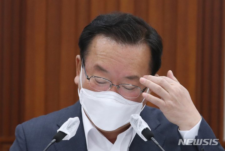 [서울=뉴시스] 김명원 기자 = 김부겸 국무총리가 12일 오전 서울 종로구 정부서울청사에서 열린 국정현안점검조정회의에 참석해 머리를 만지고 있다. 2021.11.12. kmx1105@newsis.com