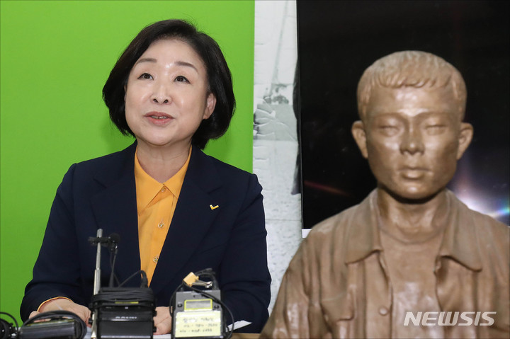 [서울=뉴시스] 국회사진기자단 = 심상정 정의당 대선 후보가 12일 서울 종로구 전태일재단에서 '주4일제 로드맵과 신노동법 비전'을 발표하고 있다. 2021.11.12. photo@newsis.com