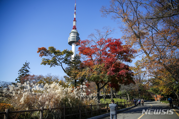 [서울=뉴시스] 정병혁 기자 = 맑은 날씨를 보인 지난 12일 오전 서울 남산에서 바라본 하늘이 파랗게 보이고 있다. 2021.11.12. jhope@newsis.com