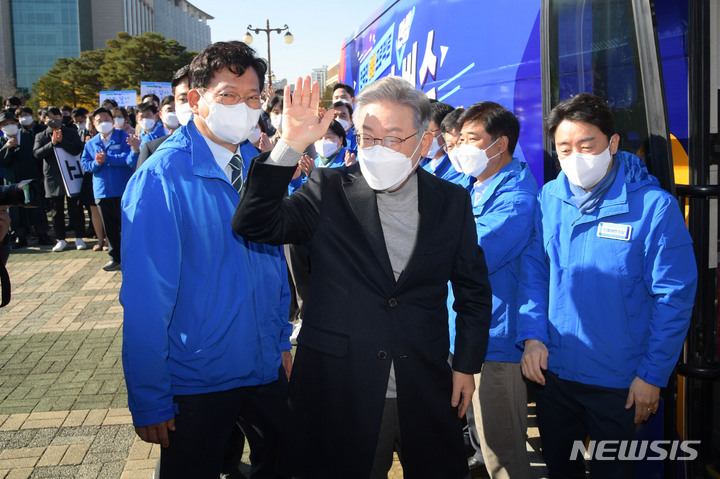 [서울=뉴시스] 최동준 기자 = 이재명 더불어민주당 대선 후보가 12일 서울 여의도 국회에서 열린 매타버스(매주 타는 민생버스) 출발 국민보고회에서 출발 전 인사하고 있다. (공동취재사진) 2021.11.12. photo@newsis.com