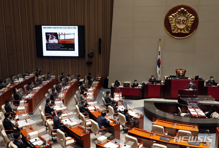 [서울=뉴시스] 최동준 기자 = 12일 서울 여의도 국회에서 열린 예산결산특별위원회 비경제부처 부별심사에서 더불어민주당 강득구 의원이 박범계 법무부 장관에게 윤석열 국민의힘 대선후보의 부인 김건희씨 도이치모터스 주가조작 사건 연루 의혹과 관련해 질의하고 있다. (공동취재사진) 2021.11.12. photo@newsis.com