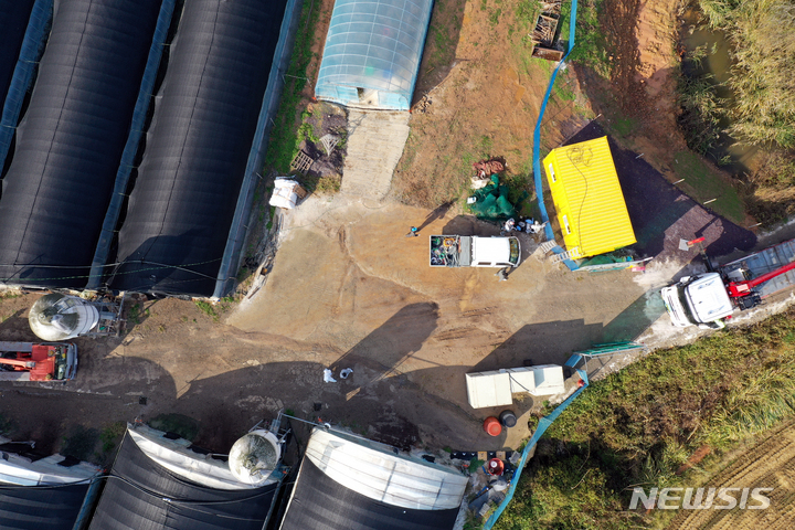 [나주=뉴시스] 류형근 기자 = 12일 오후 전남 나주의 한 오리농장에서 고병원성 조류인플루엔자(AI) 의심 축이 발생함에 따라 방역당국이 예방적 살처분을 위해 통제초소를 설치하고 있다. 2021.11.12. hgryu77@newsis.com