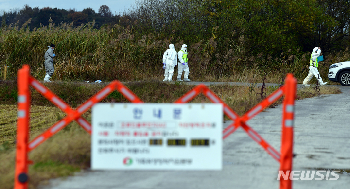 [나주=뉴시스] 류형근 기자 = 12일 오후 전남 나주의 한 오리농장에서 고병원성 조류인플루엔자(AI) 의심 축이 발생함에 따라 방역당국이 예방적 살처분을 위해 출입 통제를 하고 있다. 2021.11.12. hgryu77@newsis.com