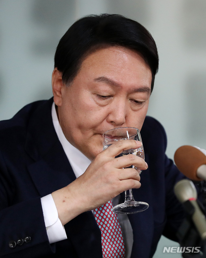 [서울=뉴시스] 국회사진기자단 = 윤석열 국민의힘 대선 후보가 12일 서울 중구 한국프레스센터에서 서울외신기자클럽 초청 기자간담회를 하고 있다. 2021.11.12. photo@newsis.com