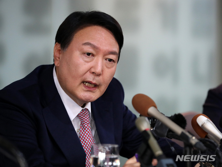 [서울=뉴시스] 국회사진기자단 = 윤석열 국민의힘 대선 후보가 12일 서울 중구 한국프레스센터에서 서울외신기자클럽 초청 기자간담회를 하고 있다. 2021.11.12. photo@newsis.com