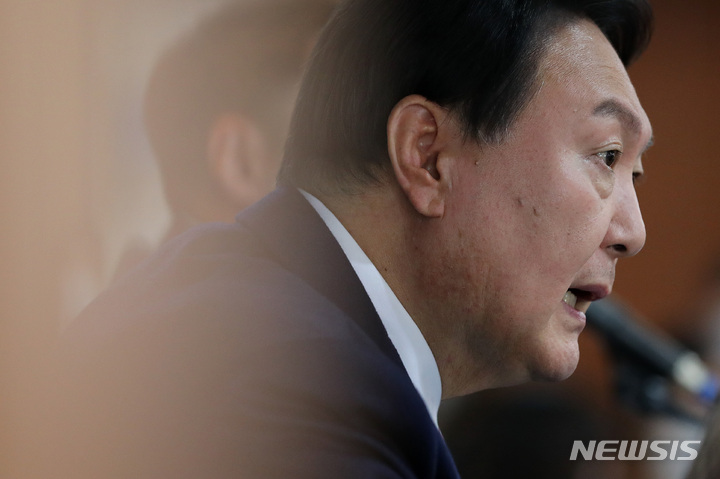 [서울=뉴시스] 국회사진기자단 = 윤석열 국민의힘 대선 후보가 12일 서울 중구 한국프레스센터에서 서울외신기자클럽 초청 기자간담회를 하고 있다. 2021.11.12. photo@newsis.com