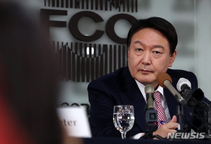 [서울=뉴시스] 국회사진기자단 = 윤석열 국민의힘 대선 후보가 12일 서울 중구 한국프레스센터에서 서울외신기자클럽 초청 기자간담회를 하고 있다. 2021.11.12. photo@newsis.com