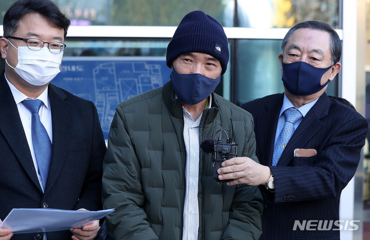 [서울=뉴시스] 백동현 기자 = 서해상에서 북한군에 피격돼 숨진 해수부 공무원의 유족 이래진 씨가 12일 오후 서울 서초구 서울행정법원 앞에서 정부를 상대로 한 정보공개 청구소송 1심 선고 직후 기자회견에 참석해 발언하고 있다. 2021.11.12. livertrent@newsis.com